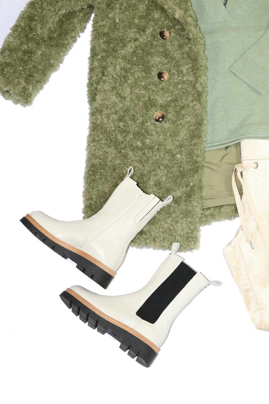 Outfitfoto grün beige teddylook mantel pullover hose tasche schuhe